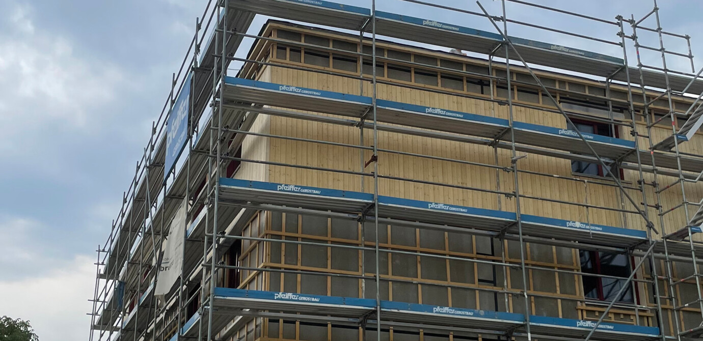 Holz auf Holz: Zwei Zimmerer von Sutter Holzbau beim Stellen des Firstbaums für den Neubau in der Neubaugasse, Lauterach. Darunter ist die Holzfassade sehr gut zu erkennen, die aktuell montiert wird.
Holz auf Holz: Zwei Zimmerer von Sutter Holzbau beim Stellen des Firstbaums für den Neubau in der Neubaugasse, Lauterach. Darunter ist die Holzfassade sehr gut zu erkennen, die aktuell montiert wird.